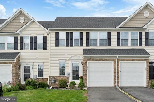 222 Tulip Ln, GILBERTSVILLE, PA, 19525-8100 | Card Image