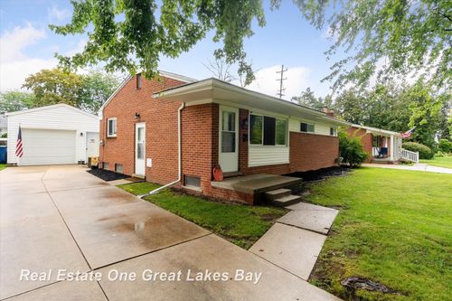 2270 Anderson Rd, Saginaw, MI, 48603-3822 | Card Image