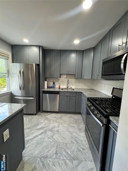 284 Continental Ave, River Edge, NJ, 07661-1436 | Card Image