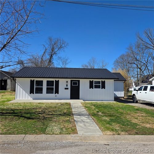 504 N College Ave, Salem, IN, 47167-2204 | Card Image