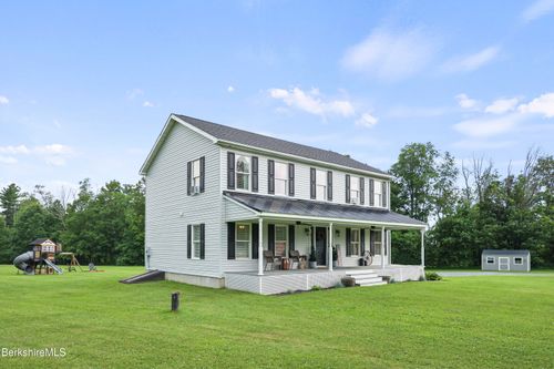 679 Middle Pownal Rd, Pownal, VT, 05261-9810 | Card Image