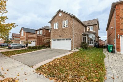 5256 Floral Hill Cres, House other with 3 bedrooms, 4 bathrooms and 4 parking in Mississauga ON | Image 2