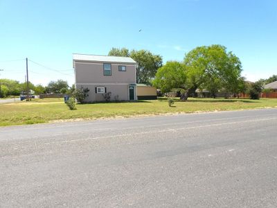 911 E Steiner Street, House other with 1 bedrooms, 2 bathrooms and null parking in Beeville TX | Image 2