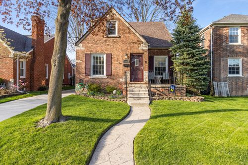 1840 Hampton Rd, Grosse Pointe Woods, MI, 48236-1367 | Card Image