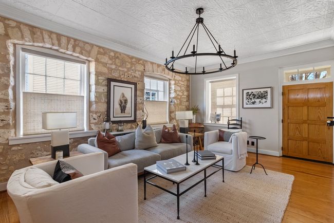 125 W San Antonio St, Home with 2 bedrooms, 3 bathrooms and 2 parking in Fredericksburg TX | Image 5