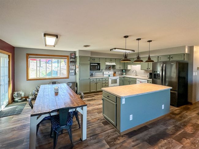 Open concept kitchen/living/dining | Image 24