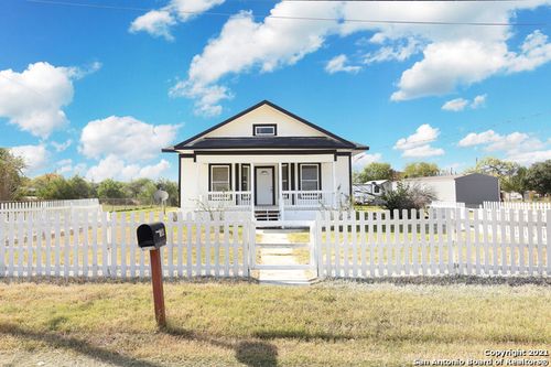 804 Cantrell Ave, Jourdanton, TX, 78026-2211 | Card Image