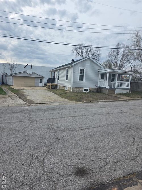 715 Walnut St, Washington, MO, 63090-2718 | Card Image