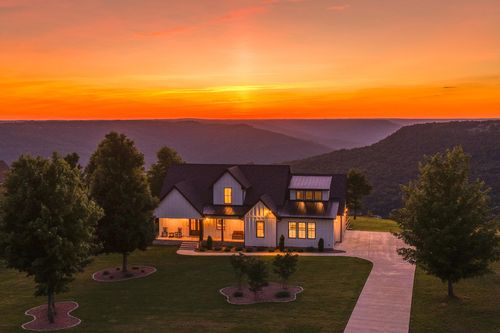 925 Sunset Cir, Jasper, TN, 37347-1715 | Card Image