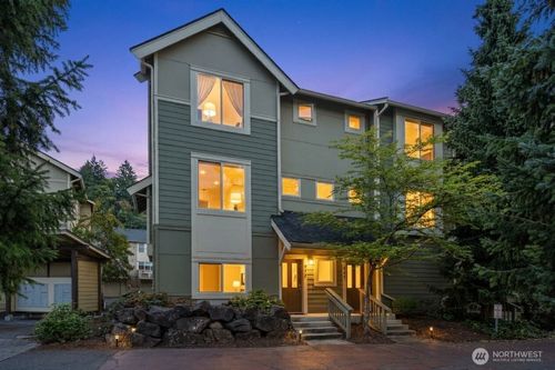 377 Nw Pebble Ln, Issaquah, WA, 98027-5631 | Card Image