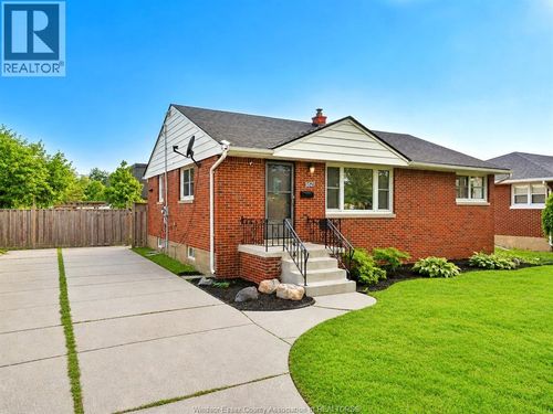 3621 Mckay Ave, Windsor, ON, N9E2S3 | Card Image