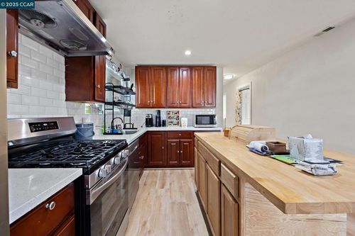 7447 Lockwood St, Oakland, CA, 94621-3156 | Card Image