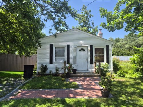 42 Oak Dr, Riverhead, NY, 11901-1519 | Card Image