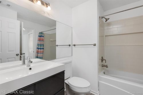 59-4990 Oak Hill Dr, Waterford Twp, MI, 48329-1753 | Card Image