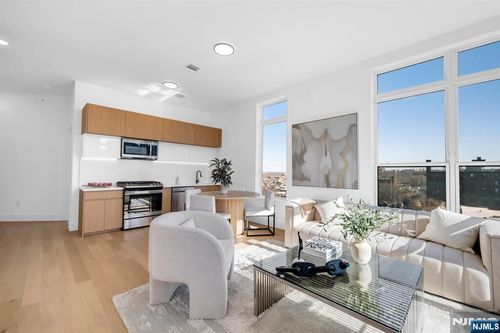 649 38th St, Union City, NJ, 07087-2518 | Card Image