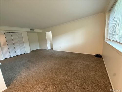 325 Riviera Dr, Saint Clair Shores, MI, 48080-1540 | Card Image