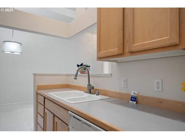 Kitchen/Dining Room | Image 15