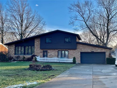 37518 Arlington Dr, Willoughby, OH, 44094-5715 | Card Image