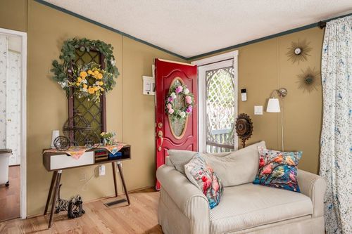 11 Trail St, Franklin, NH, 03235-1557 | Card Image