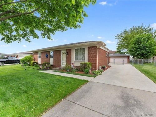 23124 W Fairway Dr, Woodhaven, MI, 48183-3111 | Card Image