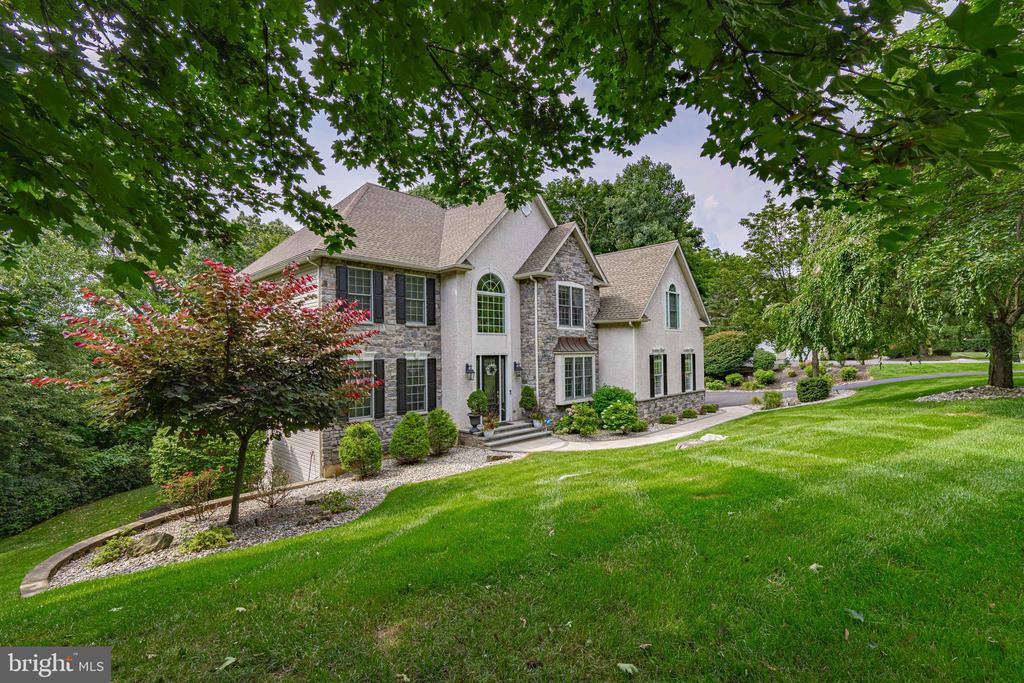 Lochhaven Ct, Allentown, PA 18106