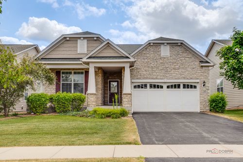 35 Pacific Ave, Hawthorn Woods, IL, 60047-8031 | Card Image