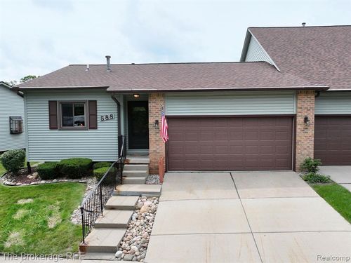 588 Oakbrook Cir, Flushing, MI, 48433-1704 | Card Image