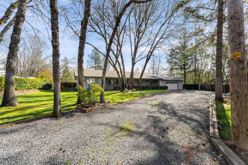 291 Chaparral Dr, Grants Pass, OR, 97526-9315 | Card Image