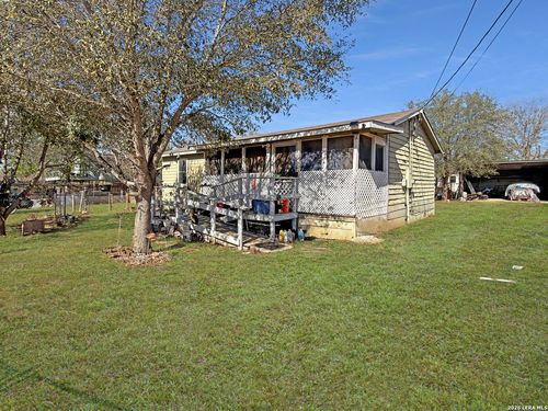 213 E 4th St, Elmendorf, TX, 78112-4762 | Card Image