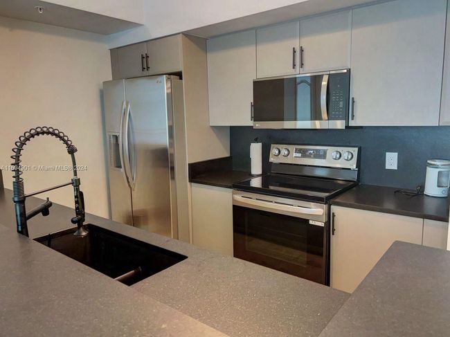 APT-1003 - 17555 Atlantic Blvd, Condo with 2 bedrooms, 2 bathrooms and null parking in Sunny Isles Beach FL | Image 11