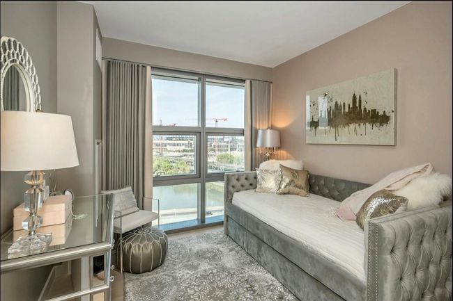 Bedroom with multiple windows | Image 11