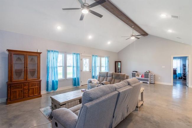 202 Horse Shoe Trl, House other with 3 bedrooms, 2 bathrooms and 2 parking in Angleton TX | Image 8