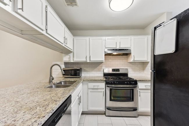 Gas range and granite countertops | Image 12