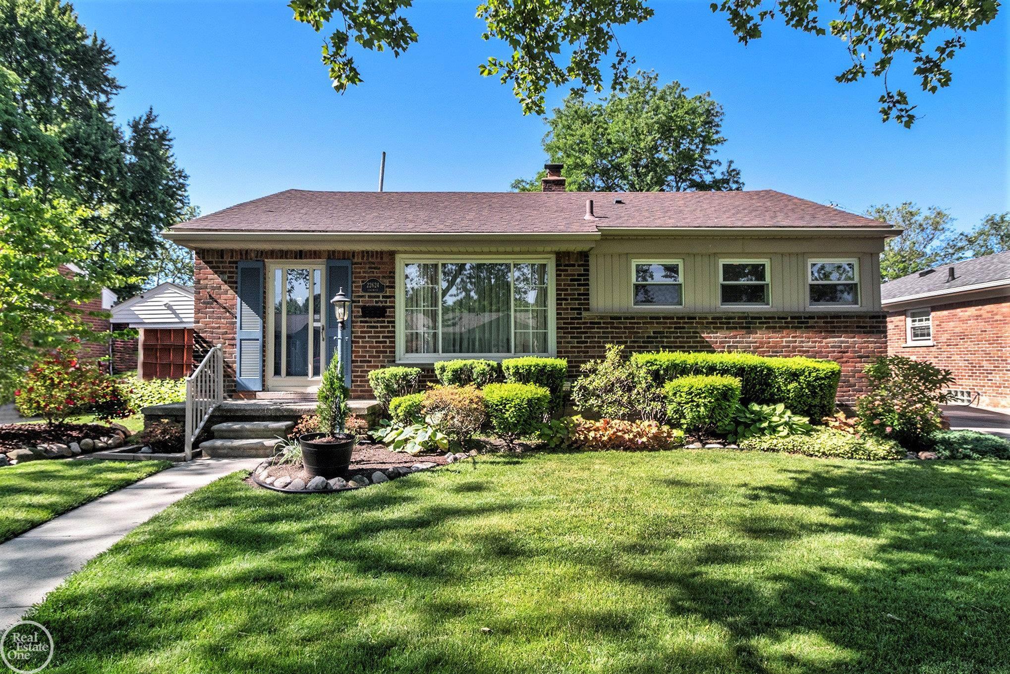 Edgewood St, Saint Clair Shores, MI 48080