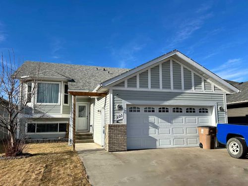 223 15 St E, Brooks, AB, T1R0X2 | Card Image