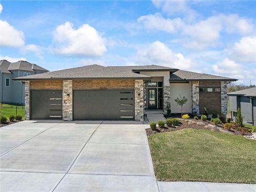 8020 Round Prairie St, Shawnee, KS, 66220-2517 | Card Image