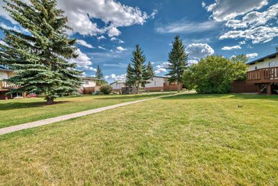 425 Pinemont Gate Ne, Home with 2 bedrooms, 1 bathrooms and 1 parking in Calgary AB | Image 3