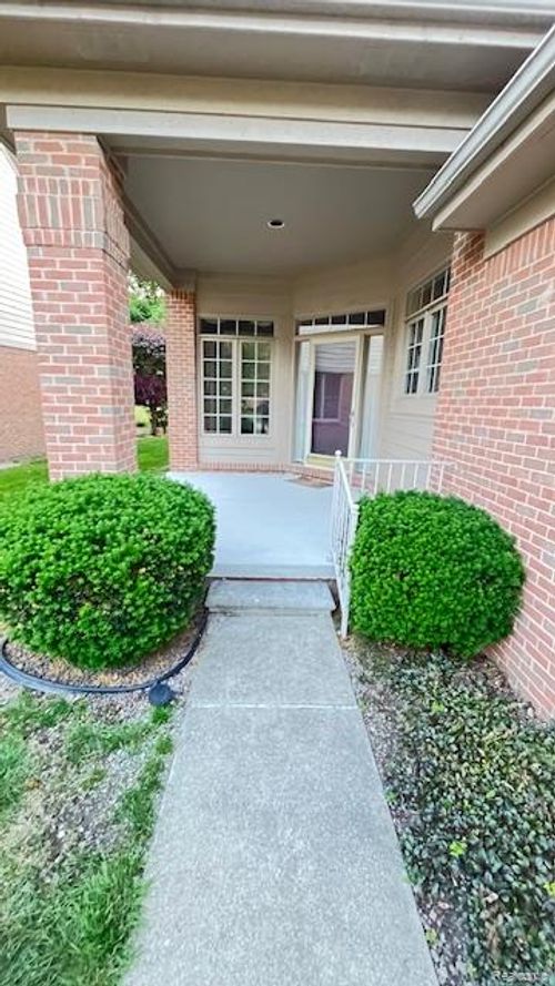 43573 Perignon Dr, Sterling Heights, MI, 48314-1924 | Card Image