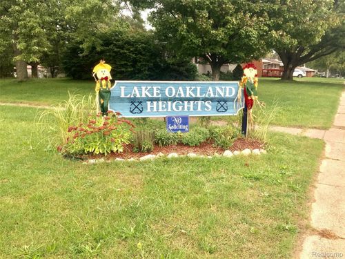 3703 Breaker St, Waterford Twp, MI, 48329-2217 | Card Image