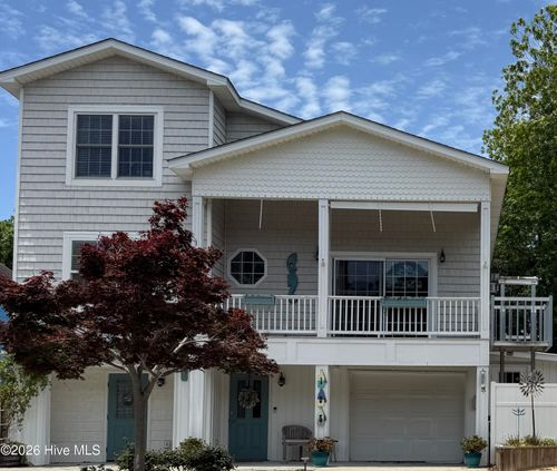 105 Se 17th St, Oak Island, NC, 28465-6304 | Card Image