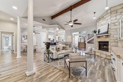 112 S Fitzwilliams Ln, Bastrop, TX, 78602-3787 | Card Image