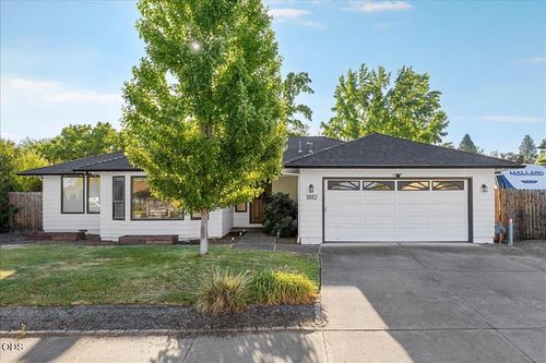 1882 Filmore Dr, Medford, OR, 97504-2122 | Card Image