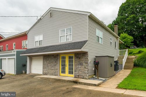 8 N Church St, QUARRYVILLE, PA, 17566-1212 | Card Image
