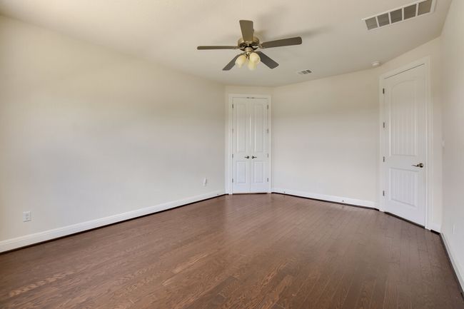 Unfurnished room featuring dark wood-style flooring and a ceiling fan | Image 22