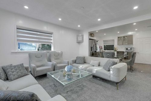 7822 Willard St, Burnaby, BC, V3N2W5 | Card Image