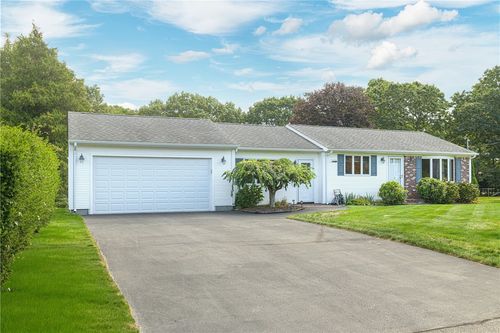 31 Avice St, Narragansett, RI, 02882-3501 | Card Image