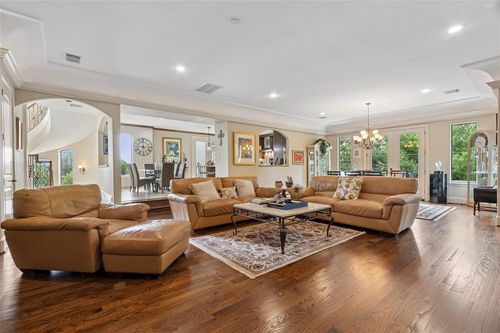 5520 Mcculloch Cir, Houston, TX, 77056-6643 | Card Image
