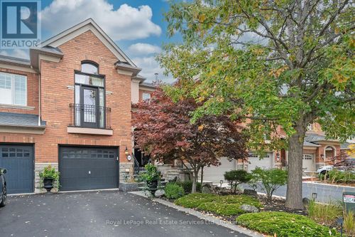 207 Tawny Crescent, Oakville (BR Bronte), ON, L6L6T4 | Card Image