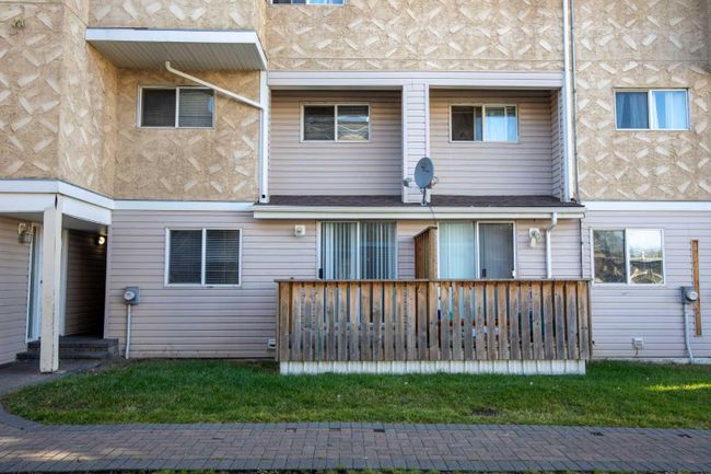 210 - 9738 82 Avenue, Home with 3 bedrooms, 1 bathrooms and 1 parking in Grande Prairie AB | Image 2