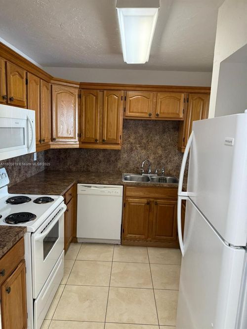 514-7010 Nw 186th St, Hialeah, FL, 33015 | Card Image